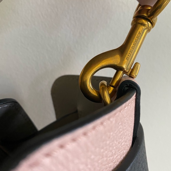 Authentic Burberry “belt bag” - Picture 4 of 16